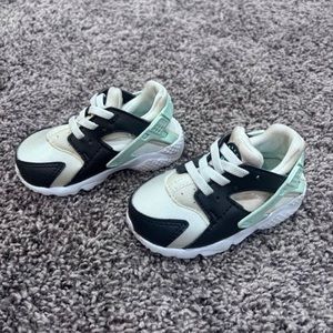 Toddler nike huaraches 5C